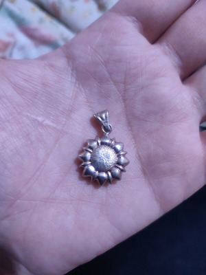 Silver pendant like new without chain