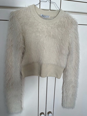 Beige fuzzy crop sweater Zara like new