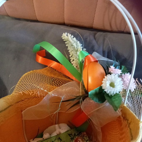 Vintage Easter basket like new with egg and flowers