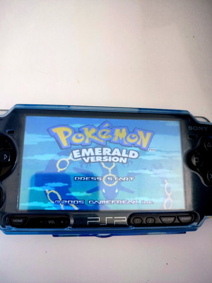 PlayStation Portable PSP 2000 Slim μεταχειρισμένο με 4GB μνήμη και παιχνίδια