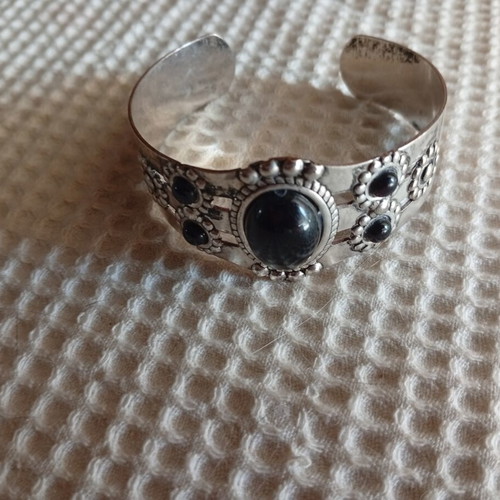 Vintage cuff bracelet with black onyx and ethnic floral motifs