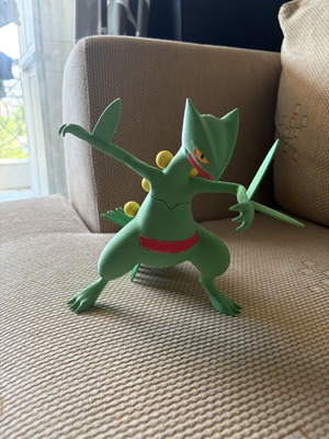 Pokémon Sceptile figure, starter grass edition