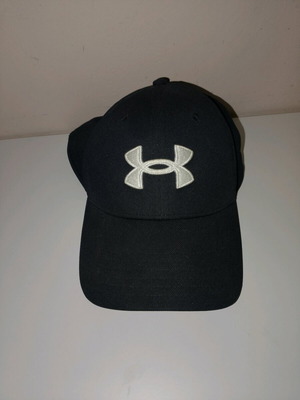 Under Armour hat like new, black and white, size L/XL