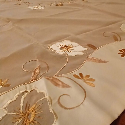 Table linens set like new, 7 pieces with embossed designs
