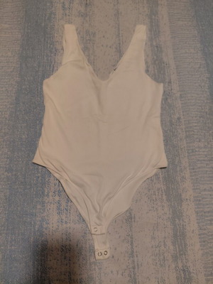 Stradivarius white bodysuit with deep V neckline, like new, size M