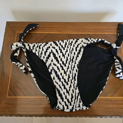 Moontide bikini used, top dd34, small double-face slip, black and white