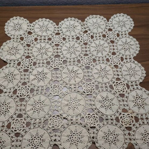 Handmade table runner with circular daisy motifs like new