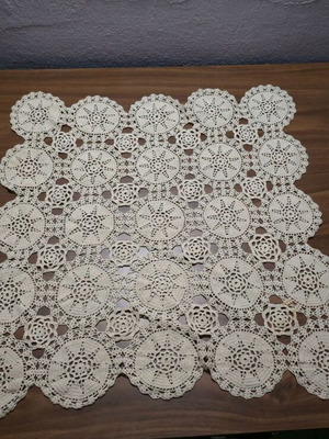Handmade table runner with circular daisy motifs like new