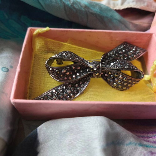 Brooch new, large and beautiful