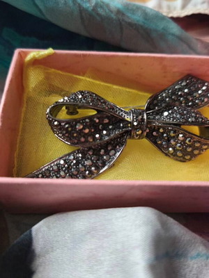 Брошка нова, голяма и красива