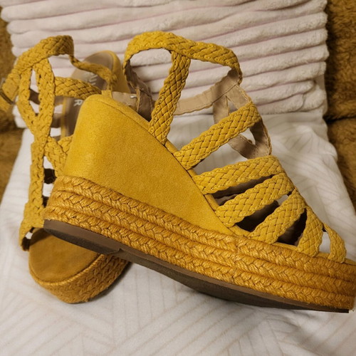 Bullboxer sandals with woven texture like new, size 38, 10cm heel and 4cm platform yellow