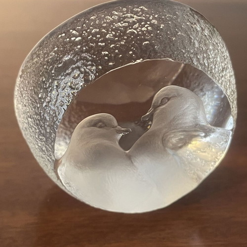Collectible crystal paperweight Mats Jonasson Sweden "Turtle Doves" like new