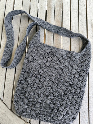Knitted shoulder bag gray used in very good condition
