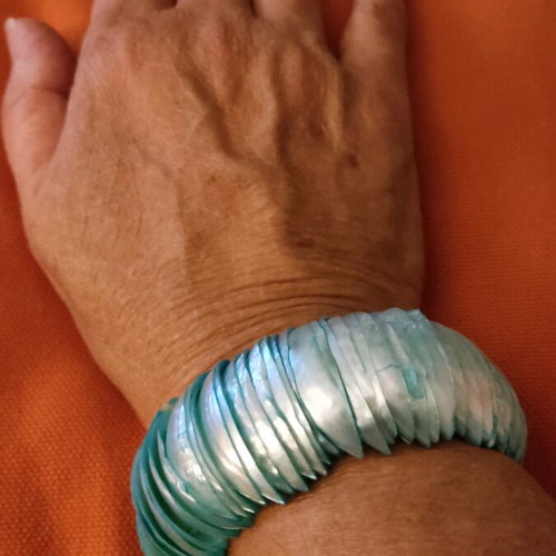 Elastic bracelet made of iridescent shell like new