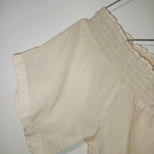 Attrattivo blouse ecru like new with embroidered designs and short sleeves