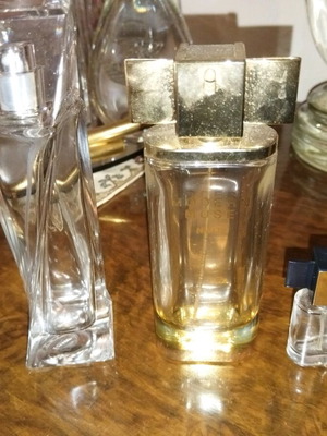 Празни бутилки за парфюм употребявани