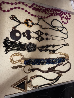 Various necklaces, set