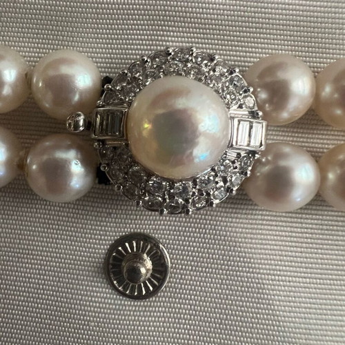 Women's pearl necklace with South Sea pearls and diamond clasp like new