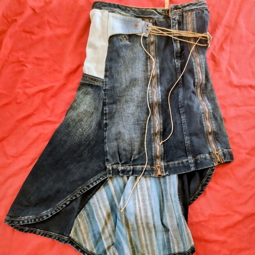 Italian denim skirt used, medium size with zipper and belt