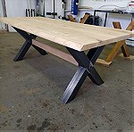  Τραπέζι από μασίφ ατόφιο δρύινο ξύλο σε διαστάσεις 2.00 χ 0.90 σε χιαστι μεταλλική στιβαρή βάση.