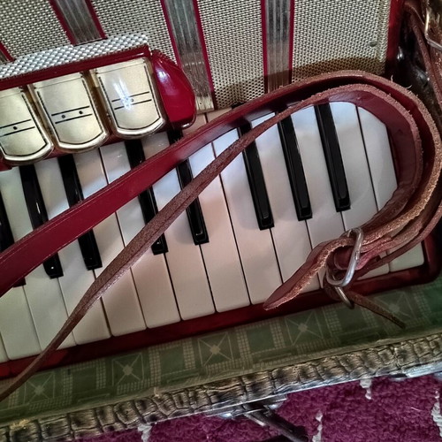 Hohner Vintage Student IVM Accordion like new with original case