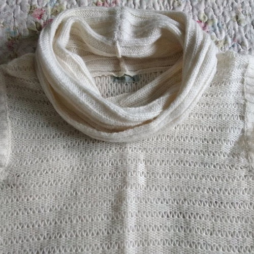 Calliope sleeveless knit like new in cream color with large collar