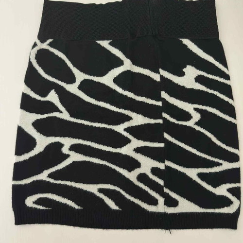 Bazaar skirt Small black-white like new