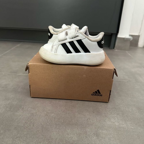 Adidas kids sneaker used in good condition