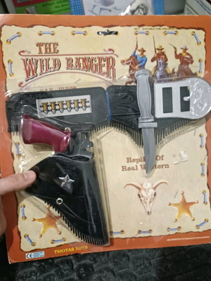 Tsiotas Toys The Wild Ranger pistol new with caps and two cap cards