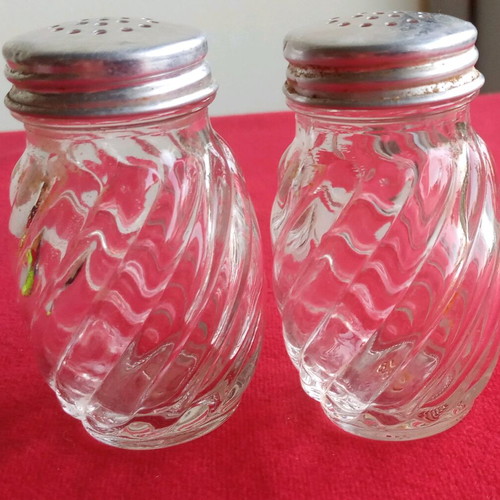 Vintage salt and pepper shakers set like new, glass with metal lid