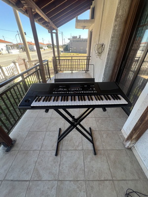 Korg Professional Arranger PA300 αρμόνιο με θήκη Gewa και ρυθμιζόμενο stand