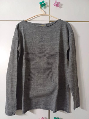 Grey one size shirt like new
