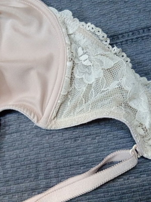 Marks & Spencer strapless bra 75C, beige with lace, detachable straps