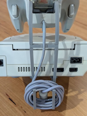 3D Printed Βάση Κονσόλας και Χειριστηρίου με Cable Management για Sega Dreamcast