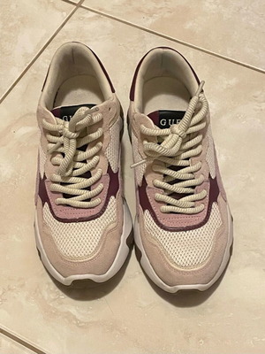 Guess sneaker like new, size 39, athletic