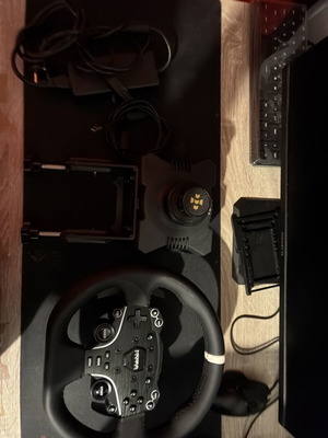 Moza R5 bundle racing wheel like new for PC