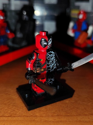 Deadpool x Venom φιγούρα Lego, συγχώνευση, με κατάνα