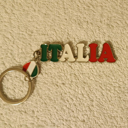 Italia metal keychain new, 6 cm length, red and green