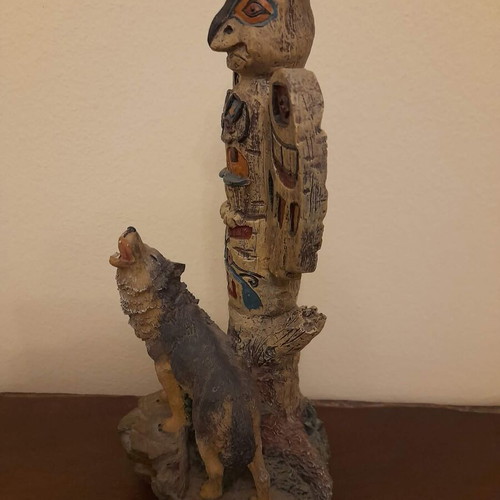 Decorative totem like new inspired by traditional indigenous art