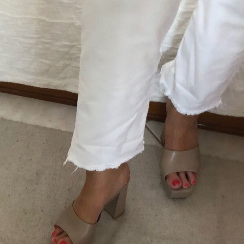 Zara women's white crop jeans used with frayed ankles