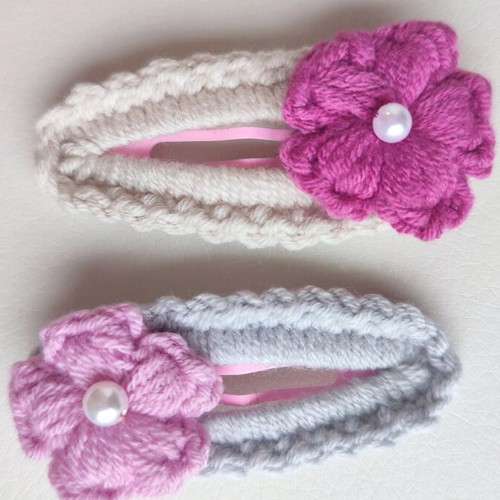 Knitted click clack hair accessories like new, set of 2 pieces