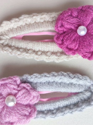 Knitted click clack hair accessories like new, set of 2 pieces