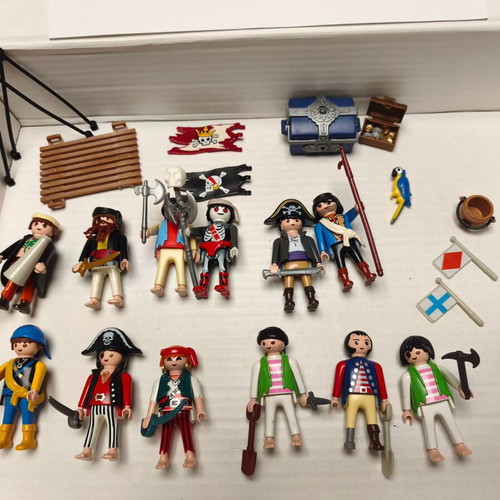 Playmobil pirates pack of 12 figures with weapons, used