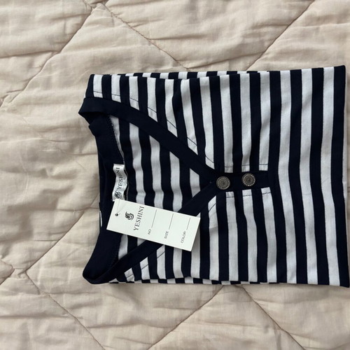 Striped mako t-shirt size large new, white and black