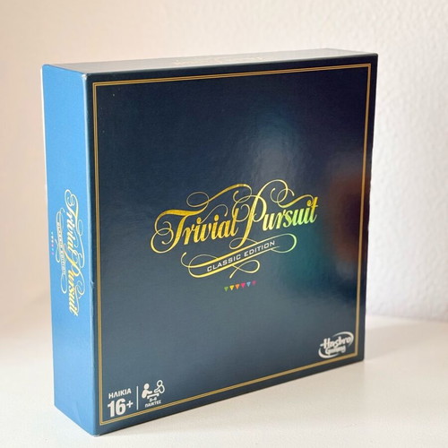 Trivial Pursuit Classic Edition board game like new
