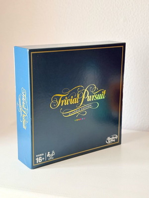 Trivial Pursuit Classic Edition board game like new