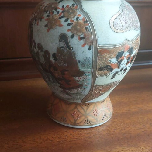 Antique Chinese style jar like new with colorful details