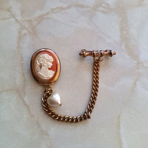 Cameo pin vintage like new with heart-shaped pearl