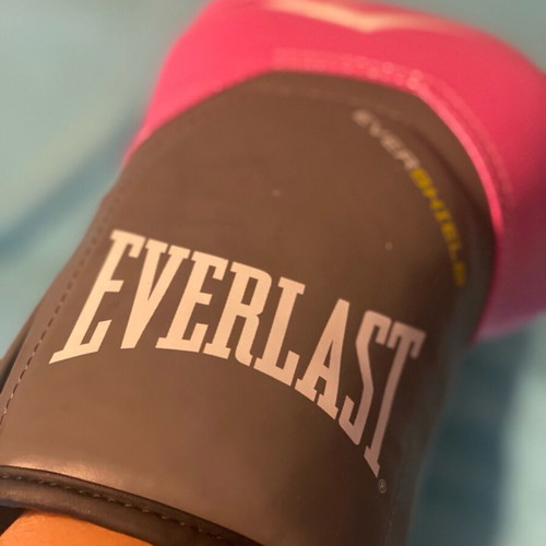 Women’s boxing gloves like new with free hand wraps