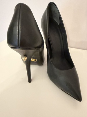 Dukas black leather pumps like new, size 37